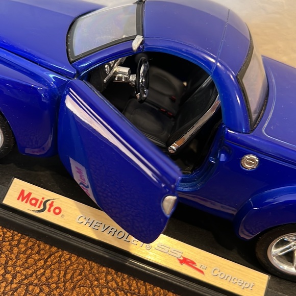 Maisto Metal Mounted Model 2000 Chevrolet SS Deep Cobalt Blue Concept Edition! - Picture 2 of 8